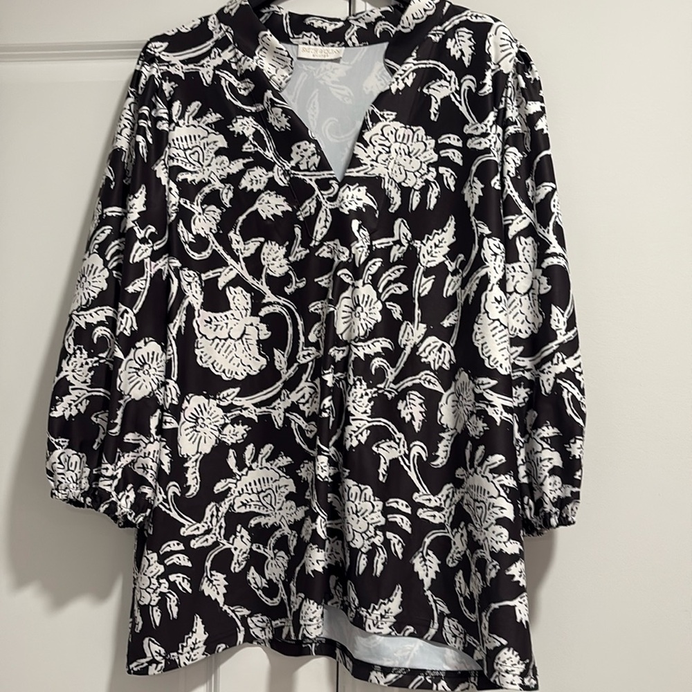 Smith & Quinn Black & White Floral V-Neck Blouse - Women